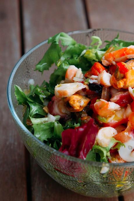 ENSALADA CON SALPICÓN DE MARISCO