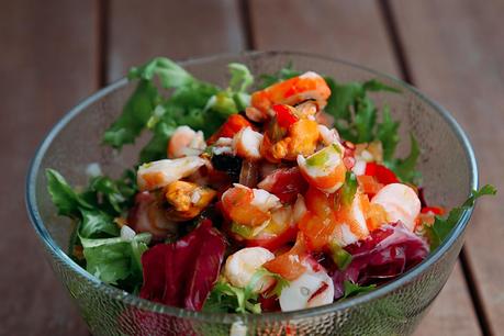 ENSALADA CON SALPICÓN DE MARISCO