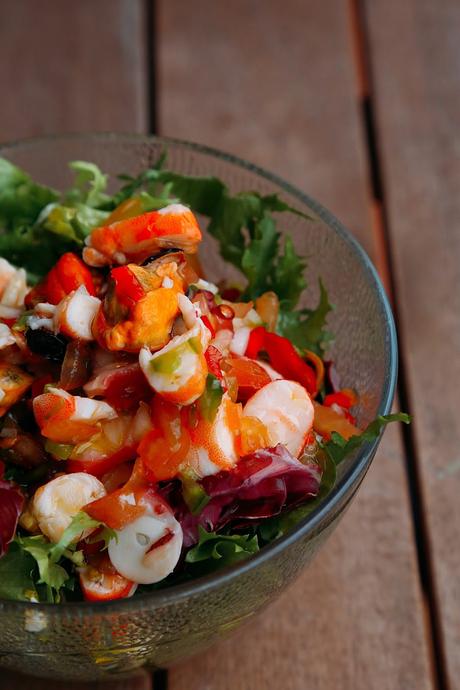 ENSALADA CON SALPICÓN DE MARISCO