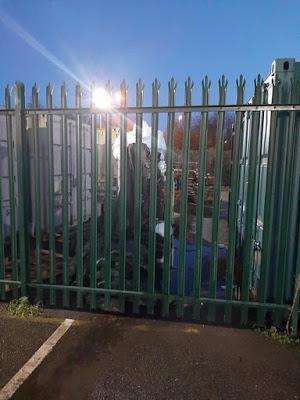 Dennis nos enseña una estatua de Primaris en Warhammer World