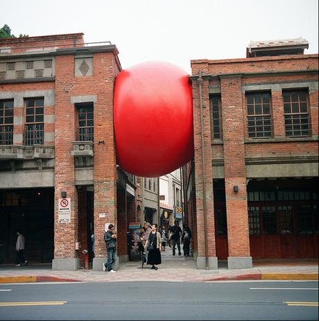 ARTISTAS URBANOS: REDBALL PROJECT