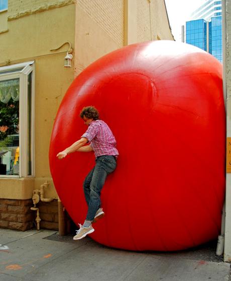 ARTISTAS URBANOS: REDBALL PROJECT