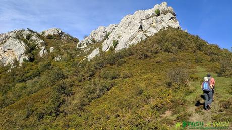 RUTA al PICO FORMOSO (Fermosu) desde PELÚGANO, ALLER Tramo de ascenso hacia el Pico Formoso donde comienza la vegetación