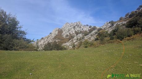RUTA al PICO FORMOSO (Fermosu) desde PELÚGANO, ALLER Camino saliendo de la campera en la zona alta de la Sierra de Pelúgano