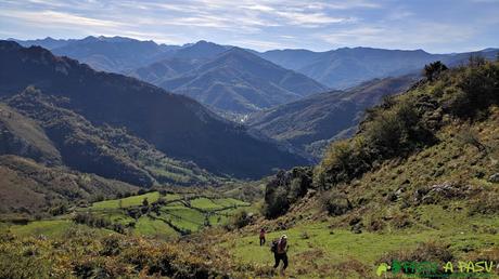 RUTA al PICO FORMOSO (Fermosu) desde PELÚGANO, ALLER Saliendo de la zona de vegetación compleja en la subida al Pico Formoso