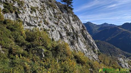 RUTA al PICO FORMOSO (Fermosu) desde PELÚGANO, ALLER Zona bajo paredes calizas subiendo al Pico Formoso
