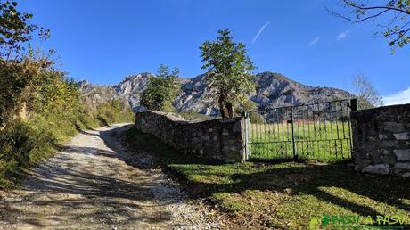 RUTA al PICO FORMOSO (Fermosu) desde PELÚGANO, ALLER Verja en finca subiendo a la Collada Pelúgano