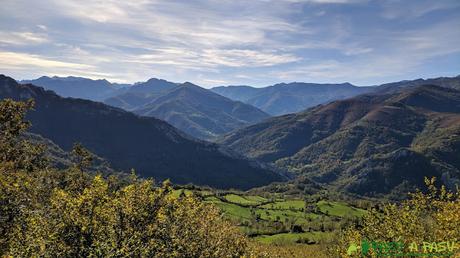 RUTA al PICO FORMOSO (Fermosu) desde PELÚGANO, ALLER Vista del Valle de Aller subiendo a la zona alta del Pico Formoso