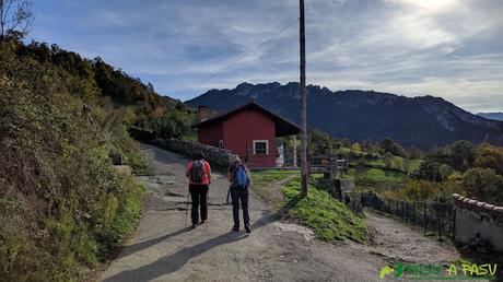 Saliendo de Pelúgano hacia Peña Mea, Aller