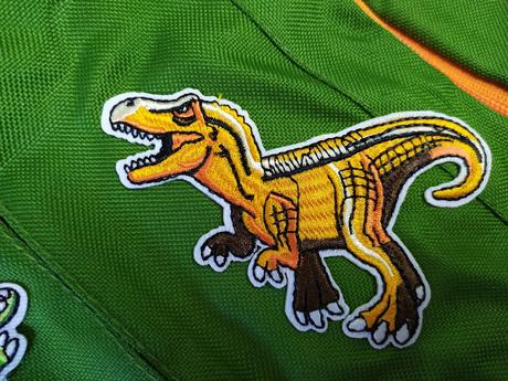 Customizar mochila con dinosaurios.