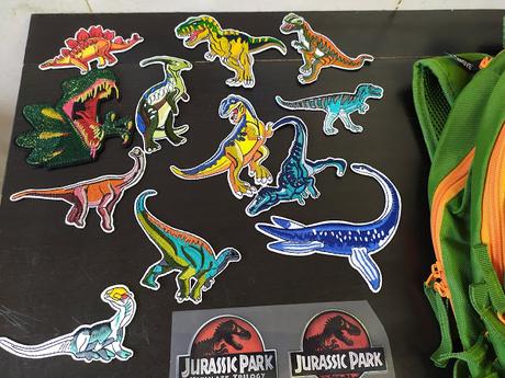 Customizar mochila con dinosaurios.