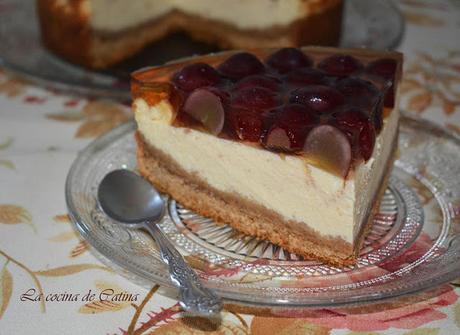 Tarta de queso y uvas