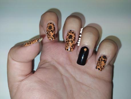 Diseño de uñas en mostaza y negro con flores Diseño de uñas en mostaza y negro con flores