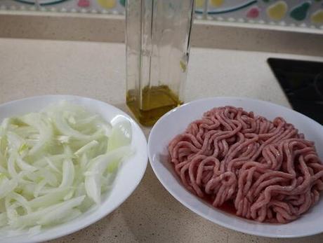 La cebolla y la cerne picada para hacer los macarrones