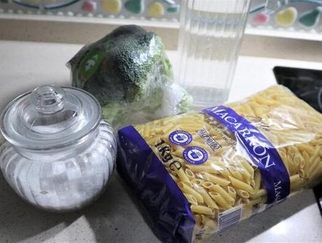Ingredientes para hacer los macarrones con brócoli