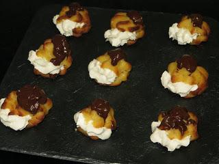 PROFITEROLES RELLENOS DE NATA CON CHOCOLATE