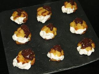 PROFITEROLES RELLENOS DE NATA CON CHOCOLATE