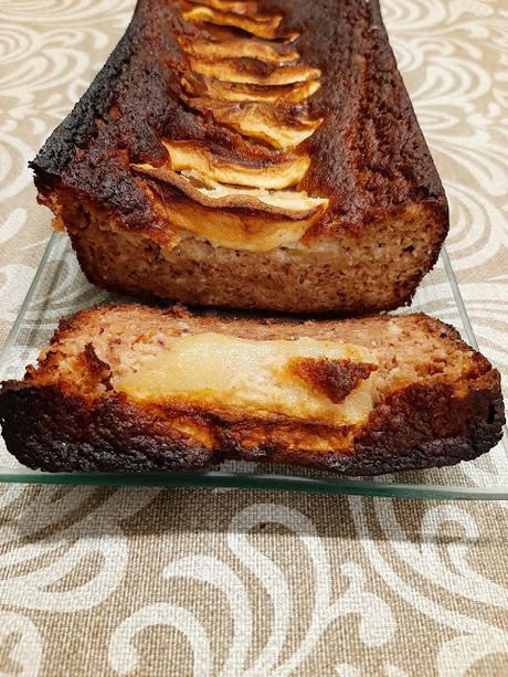BIZCOCHO DE COMPOTA DE MANZANA Y ALMENDRA BIZCOCHO DE COMPOTA DE MANZANA Y ALMENDRA