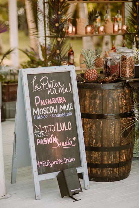 cartel cocteles bar tropical boda en una isla