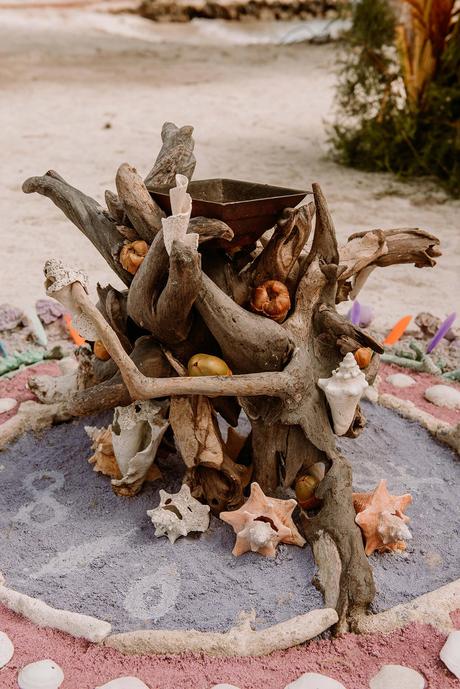 Centro de maderas ceremonia espiritual en la playa Boda en una isla de Colombia. Luau Ceremonia | Bodas de Cuento