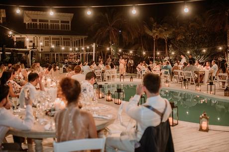 Cena alrededor de una piscina boda en una isla