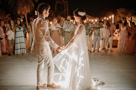 baile de los novios con luces boda en una isla