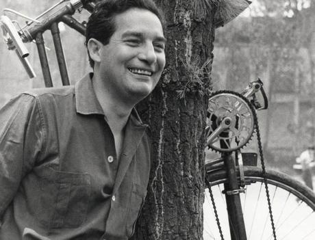 En son de Paz (1) La imagen puede contener: una persona, sonriendo, bicicleta y exterior