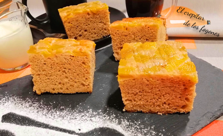 BIZCOCHO DE YOGUR DE CHOCOLATE CON MELOCOTONES EN ALMÍBAR