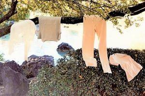 Por qué lavar la ropa con detergentes ecologicos ropa ecologica en baul de algodon