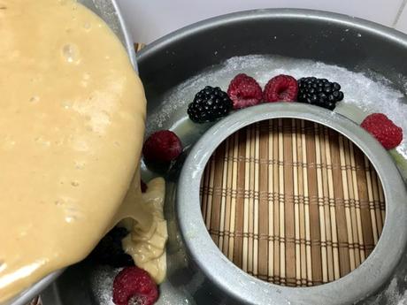 Receta bizcocho de yogurt y frutos rojos.