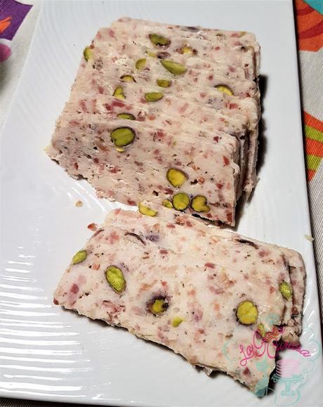 FIAMBRE DE POLLO Y BACON CON PISTACHOS