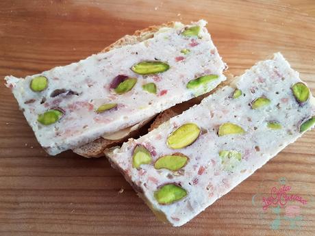 FIAMBRE DE POLLO Y BACON CON PISTACHOS