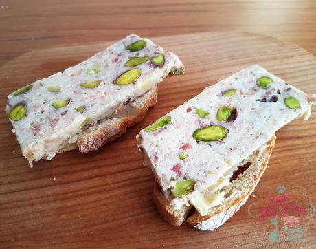 FIAMBRE DE POLLO Y BACON CON PISTACHOS