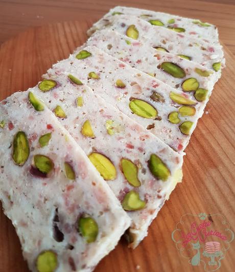 FIAMBRE DE POLLO Y BACON CON PISTACHOS