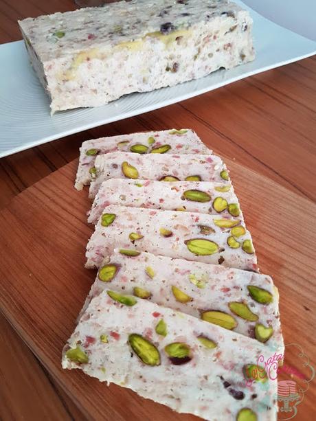 FIAMBRE DE POLLO Y BACON CON PISTACHOS