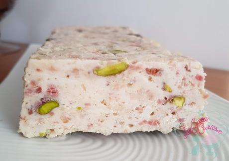 FIAMBRE DE POLLO Y BACON CON PISTACHOS