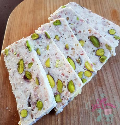 FIAMBRE DE POLLO Y BACON CON PISTACHOS