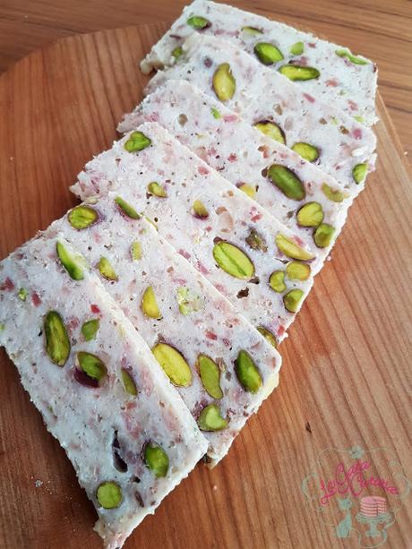 FIAMBRE DE POLLO Y BACON CON PISTACHOS