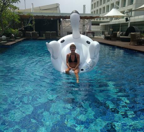 días en Tangerang en la piscina del hotel