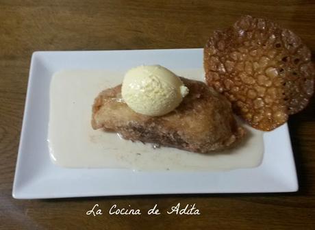 Torrija, sobre crema inglesa, con helado y crujiente Torrija, sobre crema inglesa, con helado y crujiente