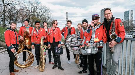 MEUTE convocan a sus fans a una actuación en la calle horas antes de su concierto en La Riviera