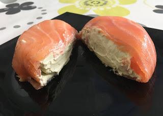 Salmón ahumado relleno de mousse de aguacate Salmón ahumado relleno de mousse de aguacate