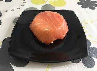 Salmón ahumado relleno de mousse de aguacate Salmón ahumado relleno de mousse de aguacate