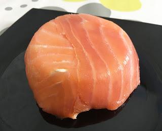 Salmón ahumado relleno de mousse de aguacate Salmón ahumado relleno de mousse de aguacate