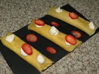 CREPES RELLENOS DE FRESAS CON NATA
