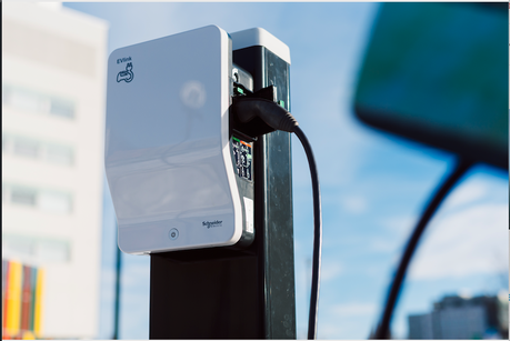 Schneider Electric se alía con ChargeGuru y Zeplug para ofrecer soluciones de carga de vehículos eléctricos