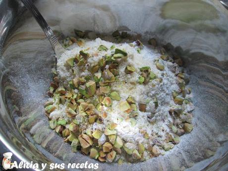 BIZCOCHO DE AGUACATE Y PISTACHOS