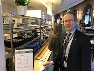 En Suecia los parlamentarios ganan menos que un profesor, no tienen auto, ni asesores, ni café gratis.