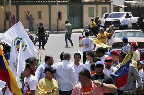 Partidarios de oficialismo apuntan armas en marcha de Guaidó