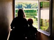 Madre hijo ventana